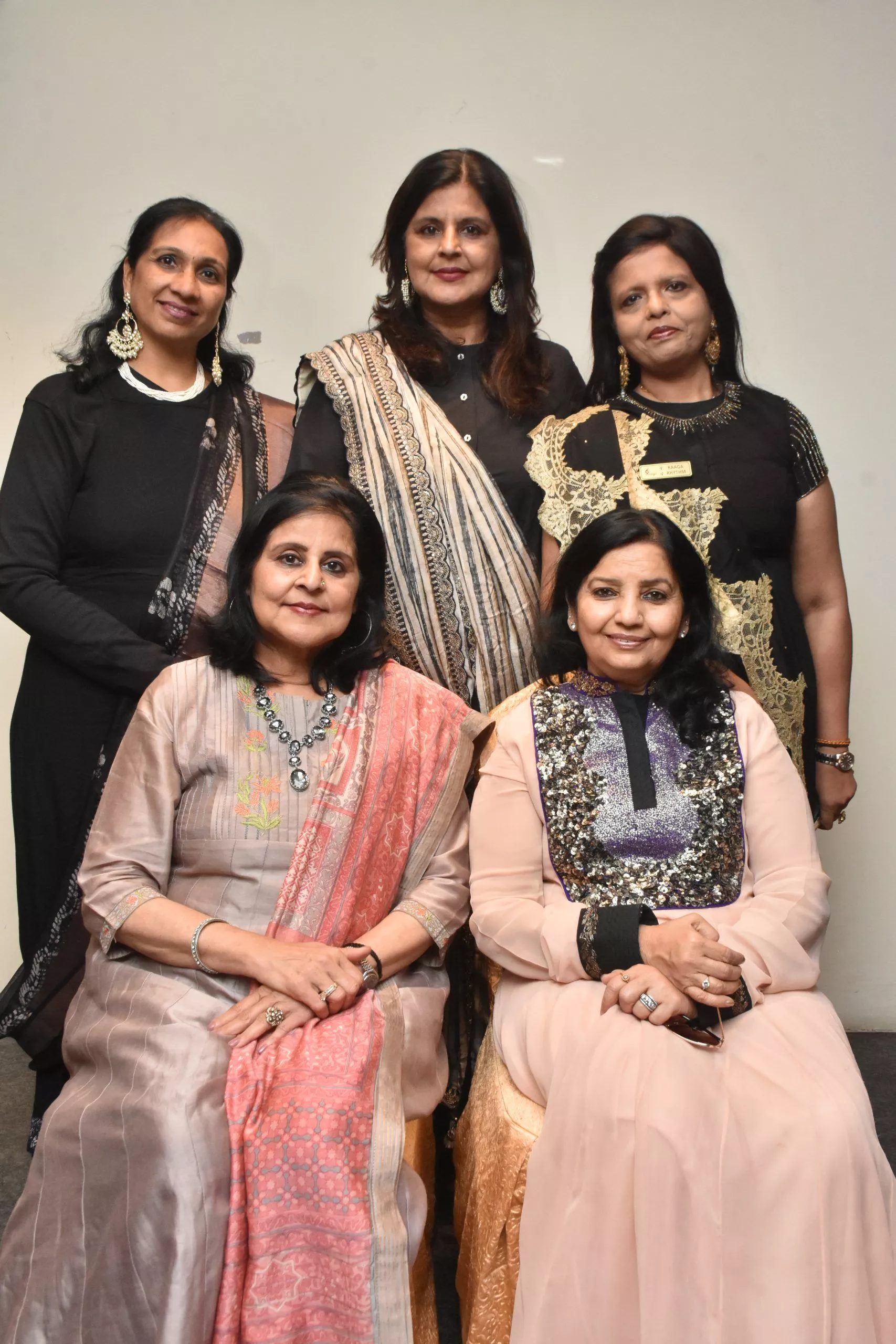 सूफी संगीत कार्यक्रम में प्रस्तुति देते कलाकार