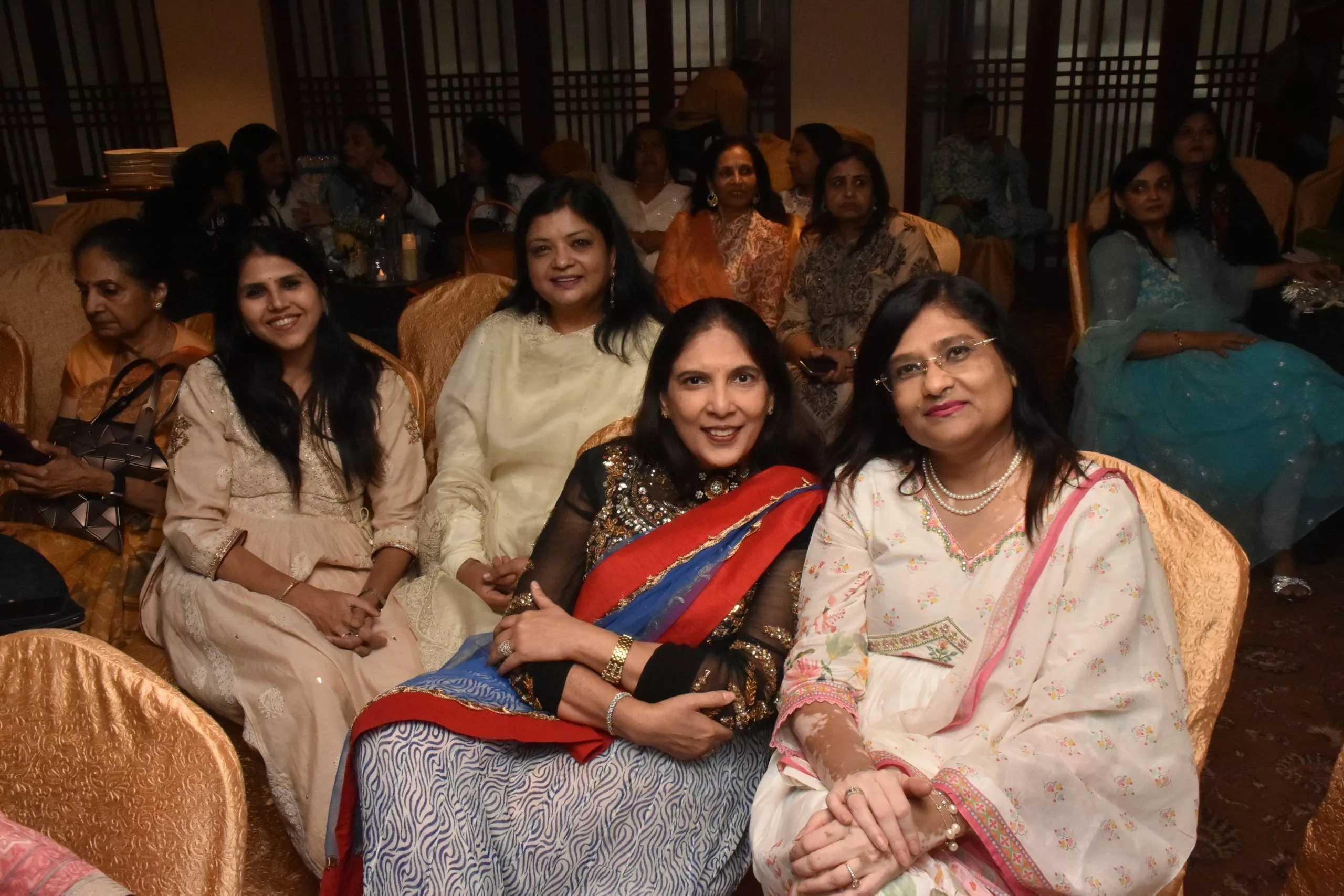 सूफी संगीत कार्यक्रम में प्रस्तुति देते कलाकार