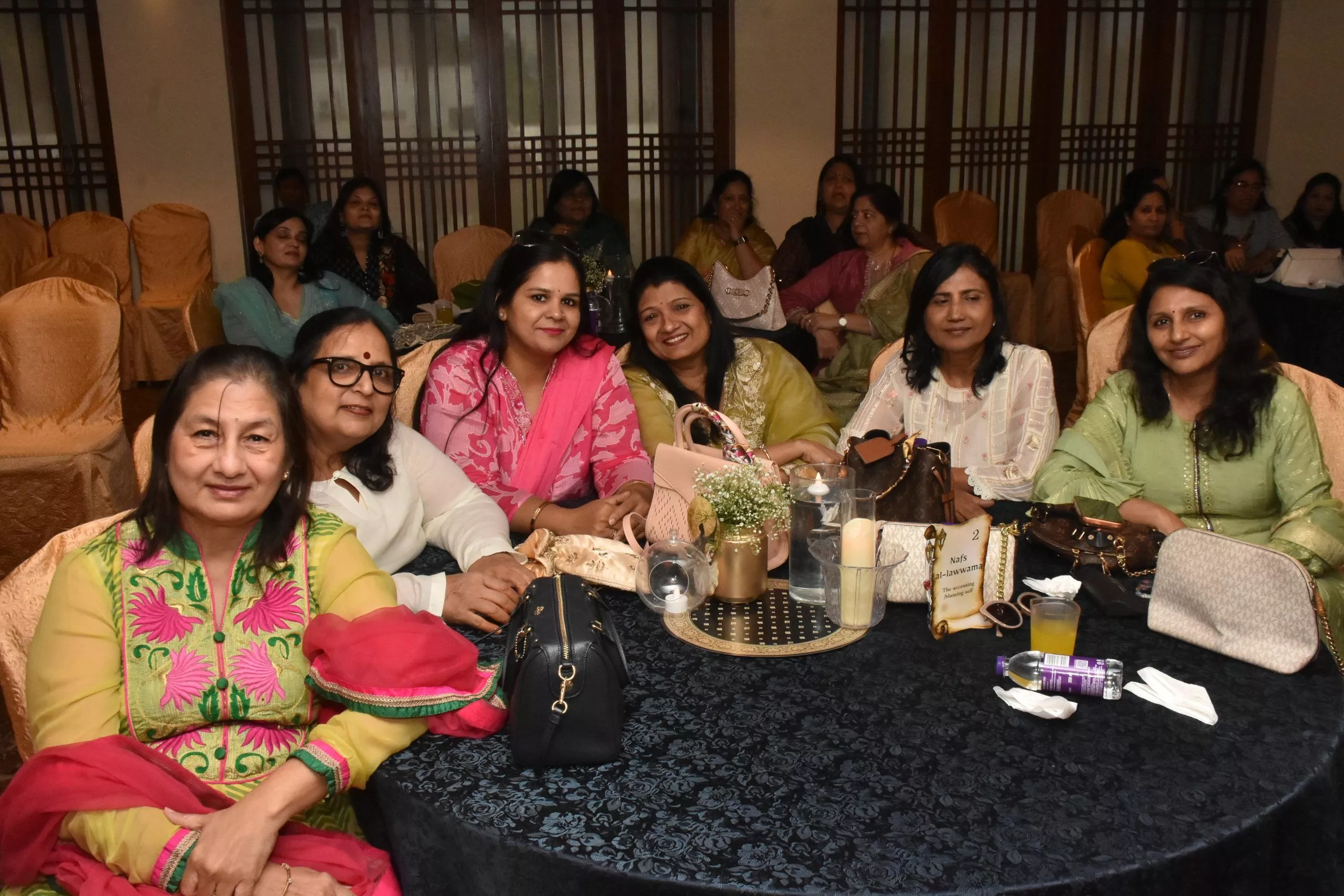 सूफी संगीत कार्यक्रम में प्रस्तुति देते कलाकार