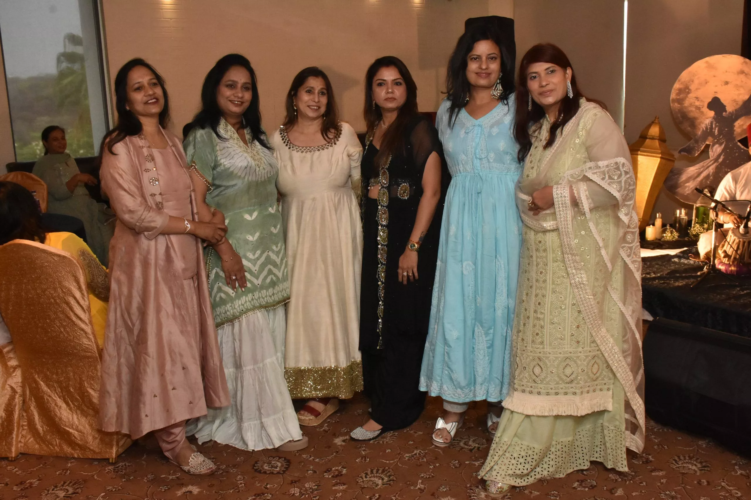 सूफी संगीत कार्यक्रम में प्रस्तुति देते कलाकार