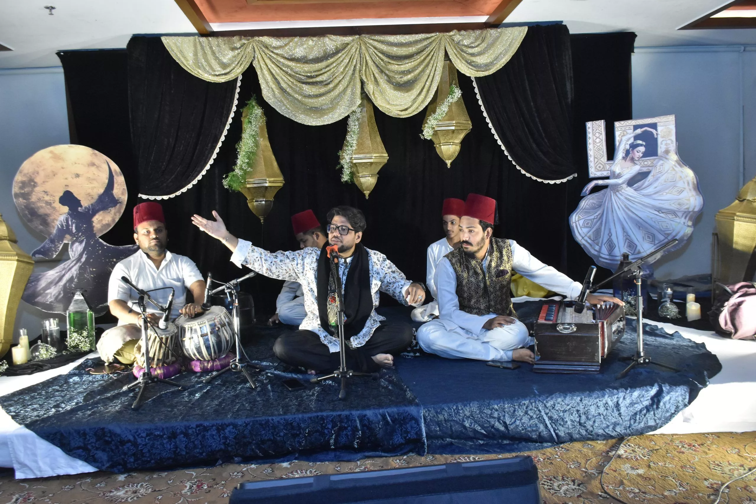 सूफी संगीत कार्यक्रम में प्रस्तुति देते कलाकार