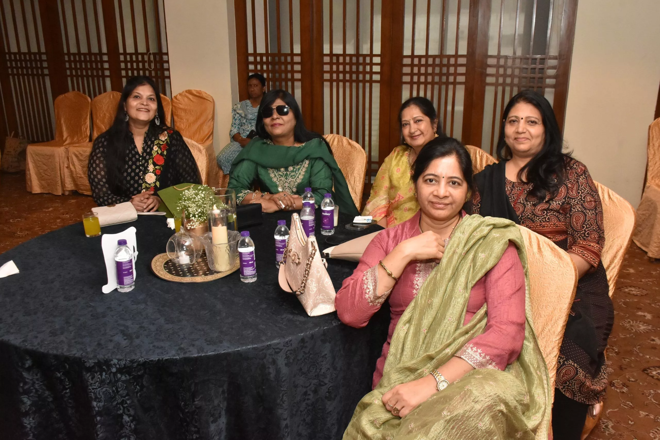 सूफी संगीत कार्यक्रम में प्रस्तुति देते कलाकार