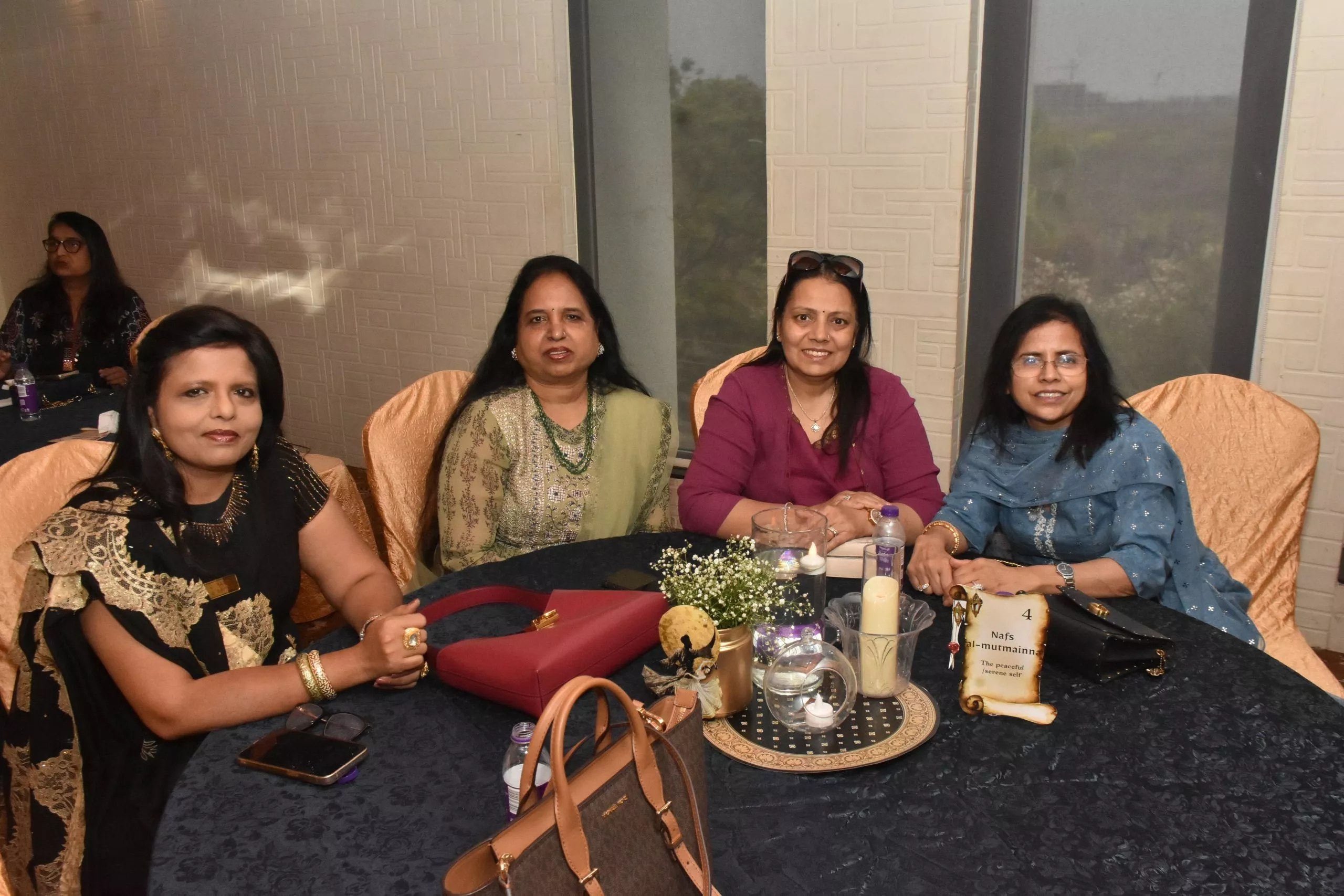 सूफी संगीत कार्यक्रम में प्रस्तुति देते कलाकार