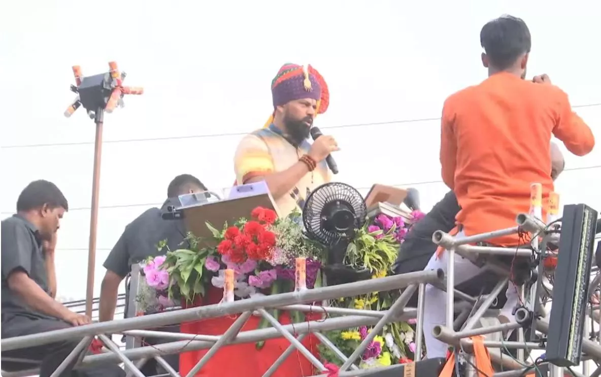 श्रीराम नवमी शोभायात्रा में शामिल श्रद्धालुओं की भीड़