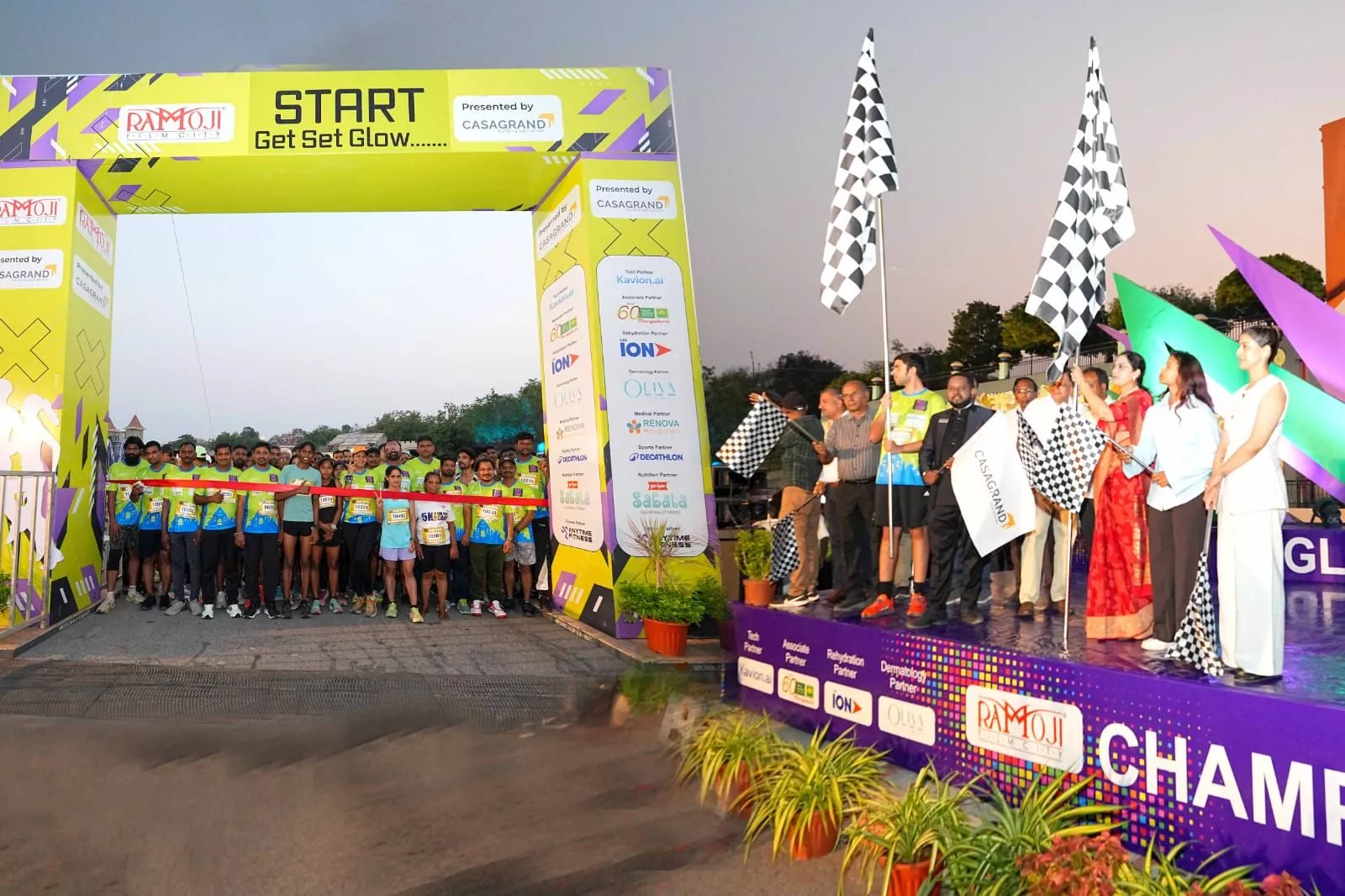 रामोजी फिल्मसिटी में मैजिकल ग्लो रन का दृश्य