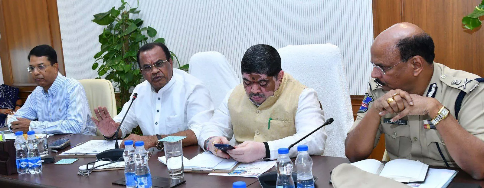 मंत्री और अधिकारियों ने सड़क सुरक्षा कार्यक्रम पर समीक्षा की