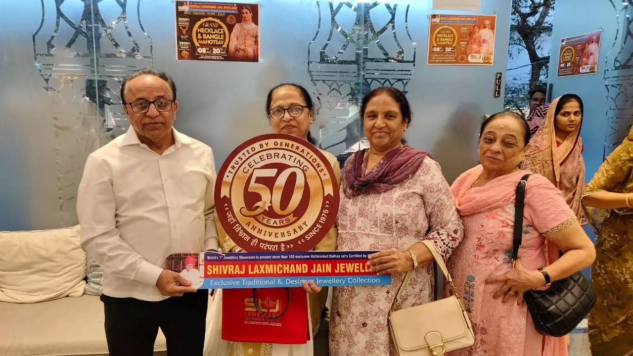 हैदराबाद में आभूषण महोत्सव में ग्राहकों की खरीदारी
