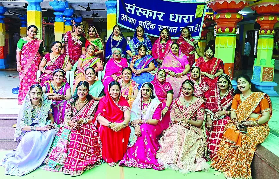 गणगौर सूरजजी के सामूहिक उद्यापन में महिलाएँ भाग लेती हुई