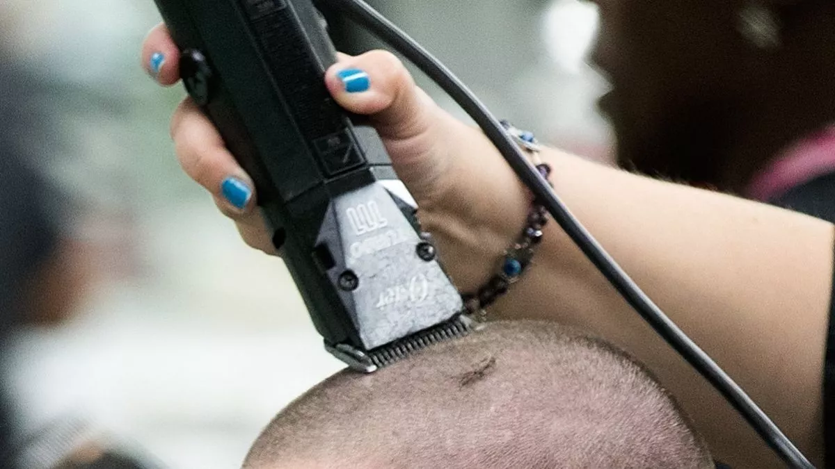 छात्र का जबरन मुंडन कराने पर स्कूल विवाद