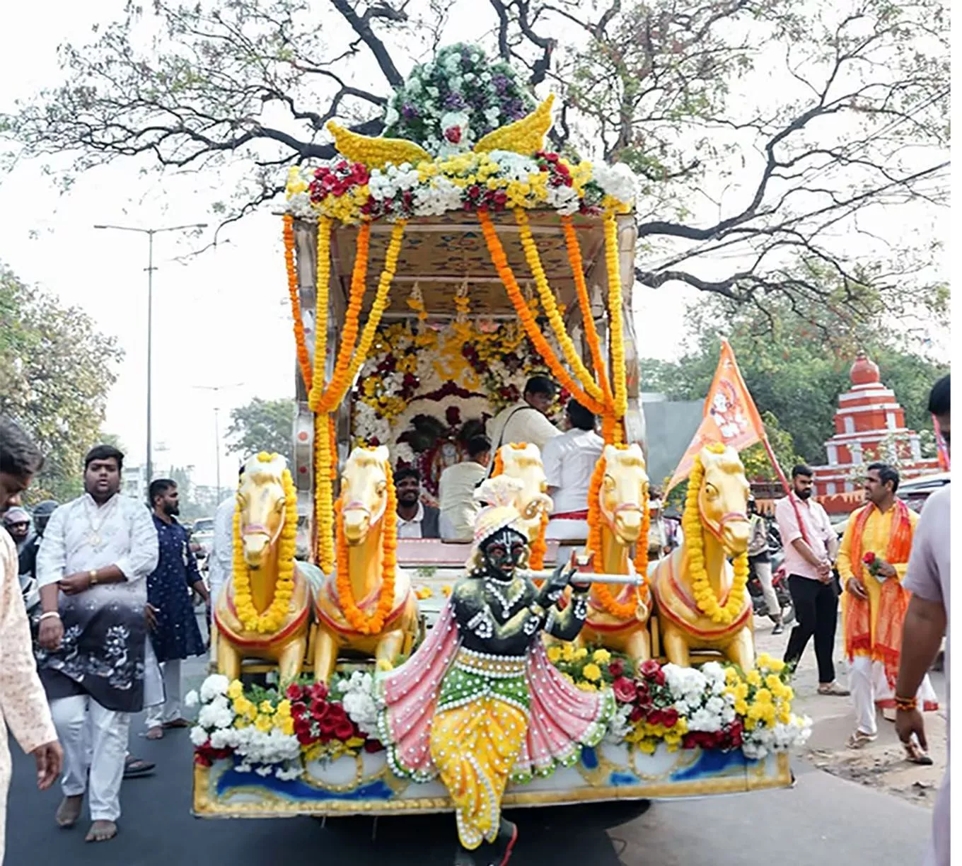 श्री श्याम फाल्गुन महोत्सव में भक्त भजन करते हुए