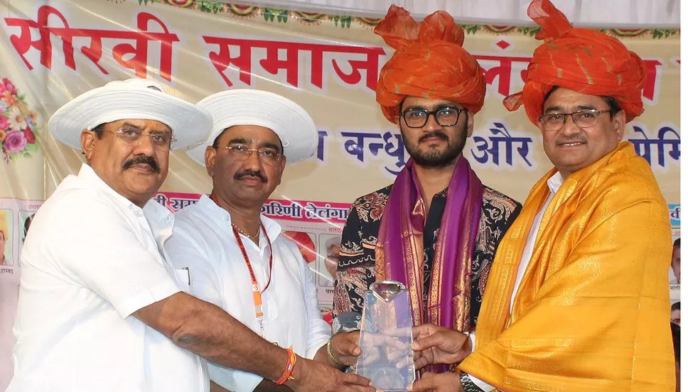 समापन समारोह में विजेता मेड़चल टीम को ट्रॉफी और पुरस्कार