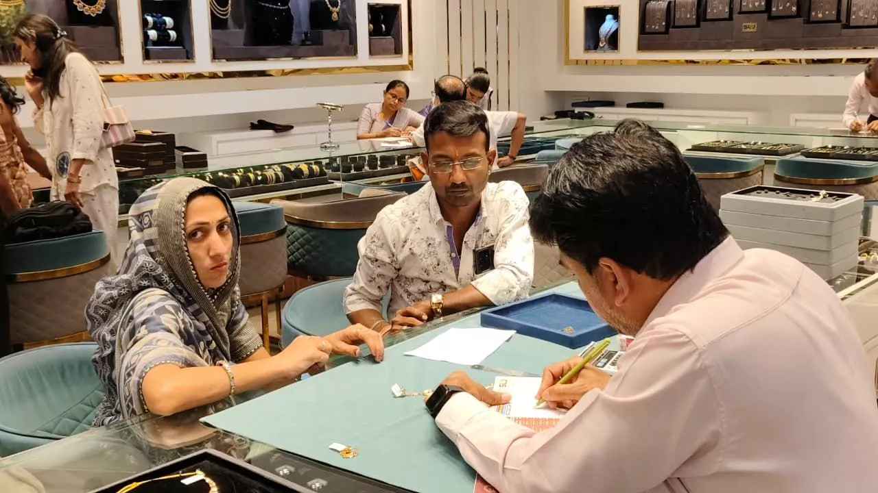 ज्वेलरी महोत्सव में नेकलेस और बैंगल्स कलेक्शन