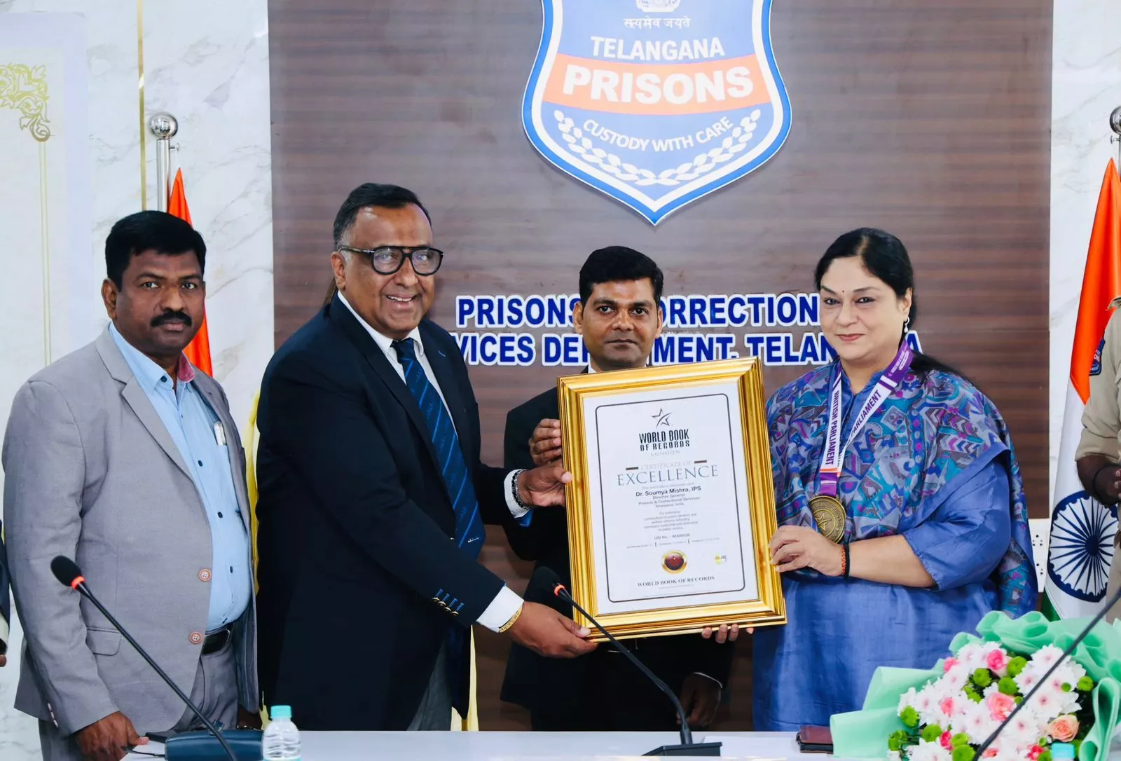 पुलिस अधिकारियों को वर्ल्ड बुक ऑफ रिकॉर्ड्स प्रमाण-पत्र मिला