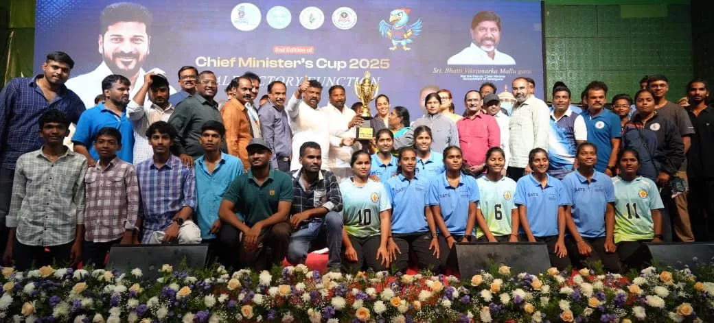 सीएम कप में विजेता अदिलाबाद टीम को ट्रॉफी देते मंत्री