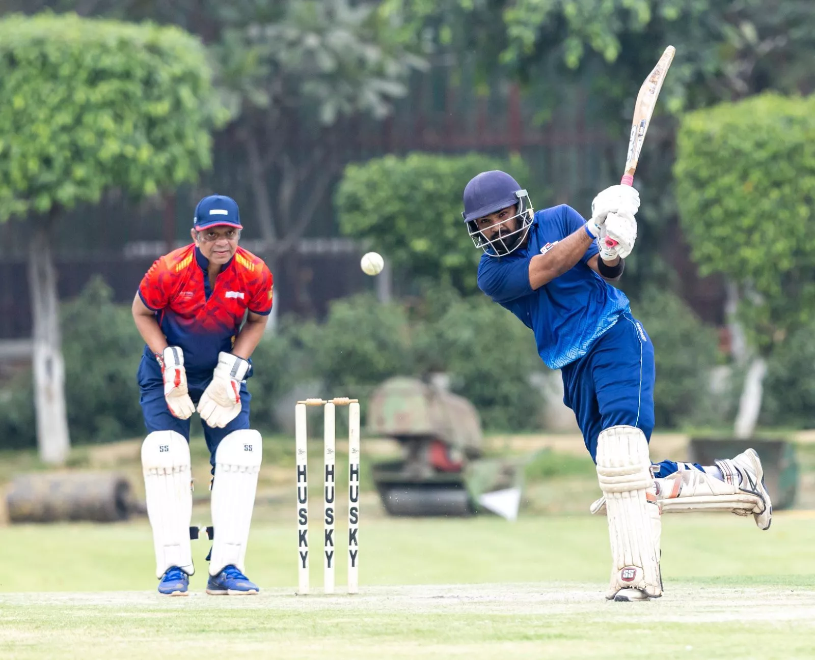 शिवकृष्णा गेंदबाजी करते हुए मैच में प्रदर्शन करते हुए