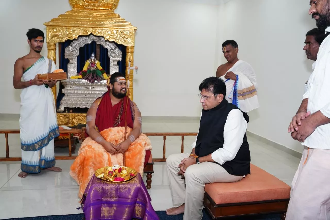 शारदा पीठम पहुंचे मंत्री श्रीधर बाबू
