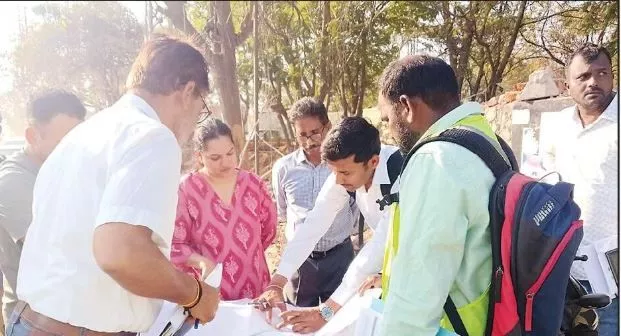 एचसिटी फ्लाईओवर निर्माण कार्य का निरीक्षण करतीं आयुक्त