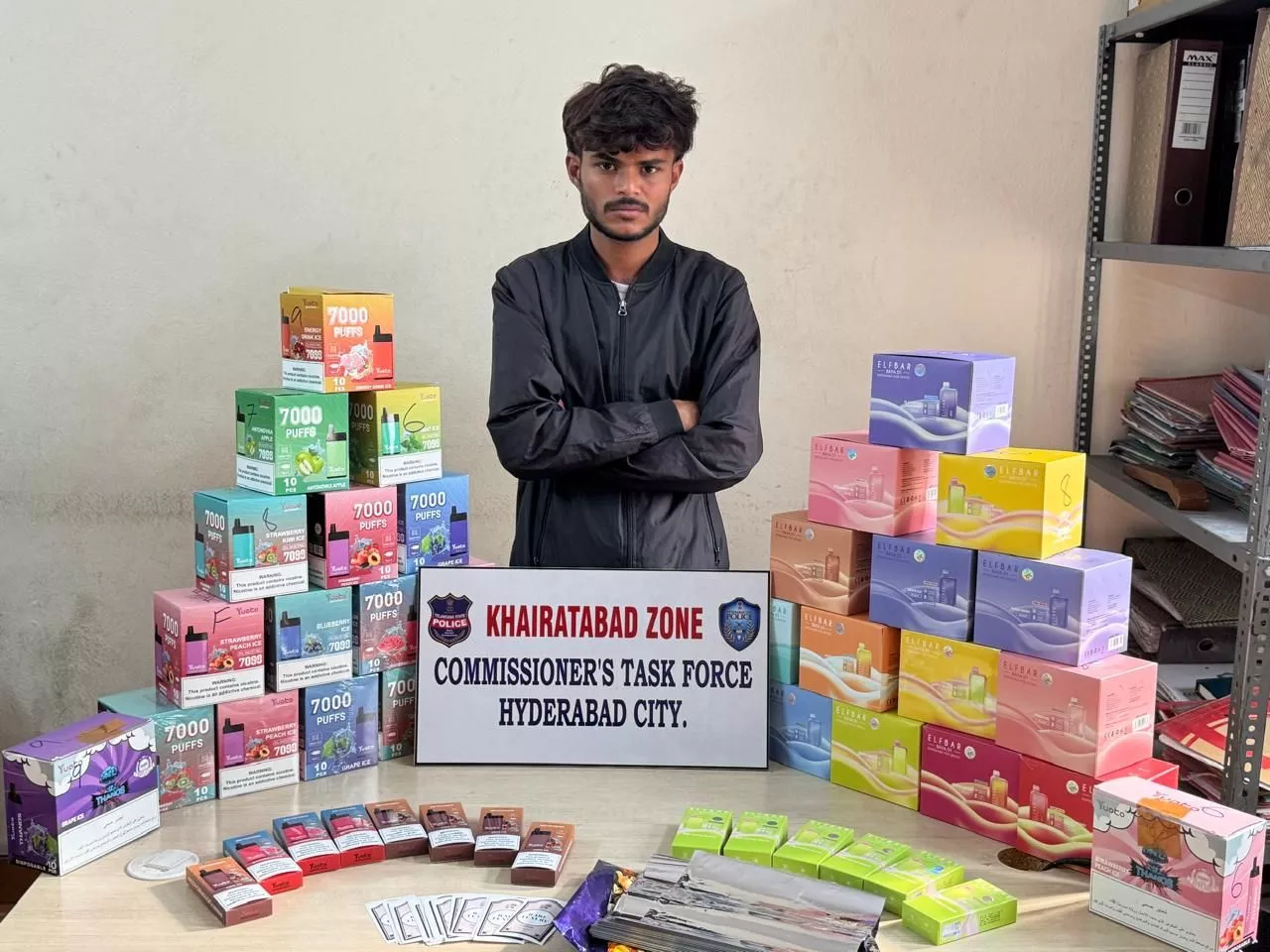 खैरताबाद पुलिस ने 282 ई-सिगरेट के साथ आरोपी पकड़ा