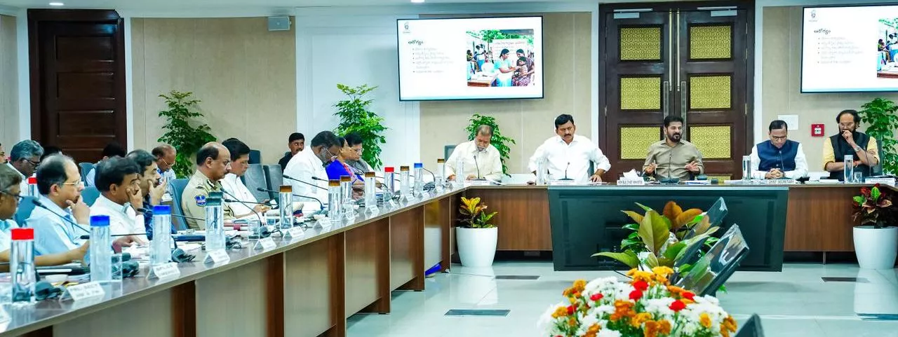 सीएम रेवंत रेड्डी 99 दिन अभियान में अधिकारियों को संबोधित करते हुए