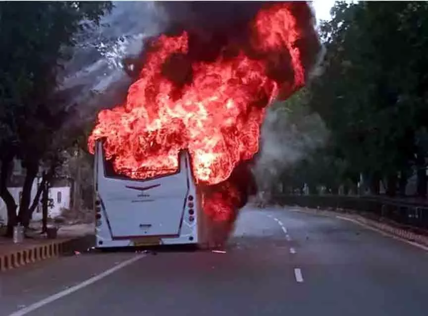 रुशिकोंडा के पास एसी बस में लगी आग