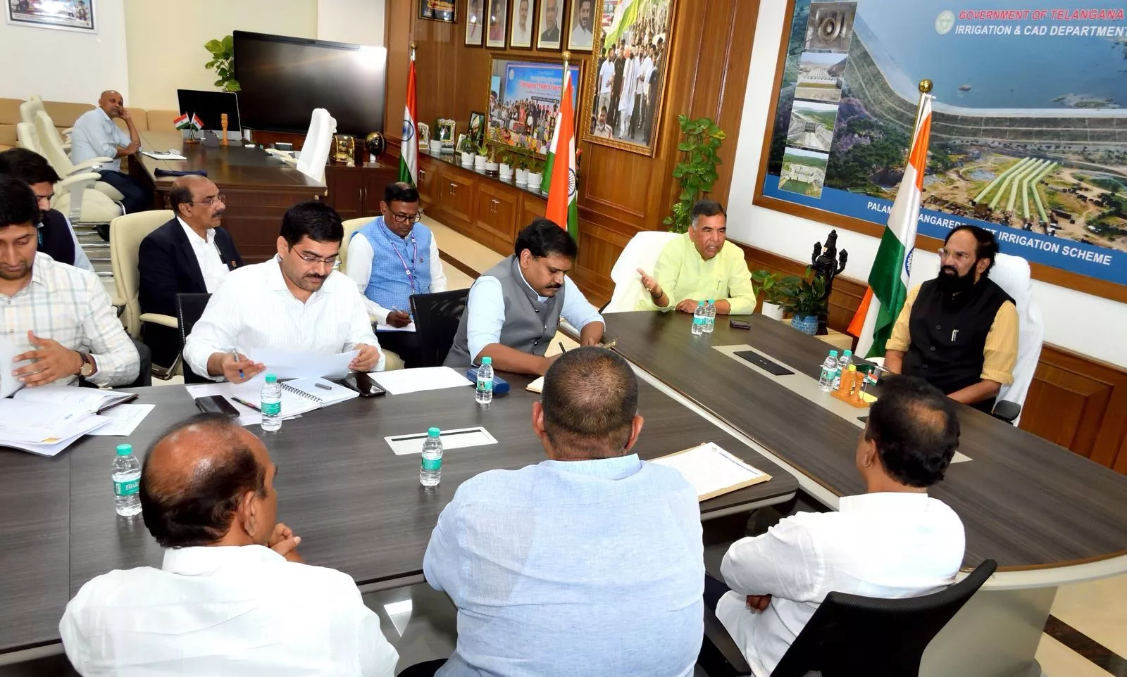 एलपीजी आपूर्ति पर मंत्री उत्तम कुमार रेड्डी बैठक करते हुए