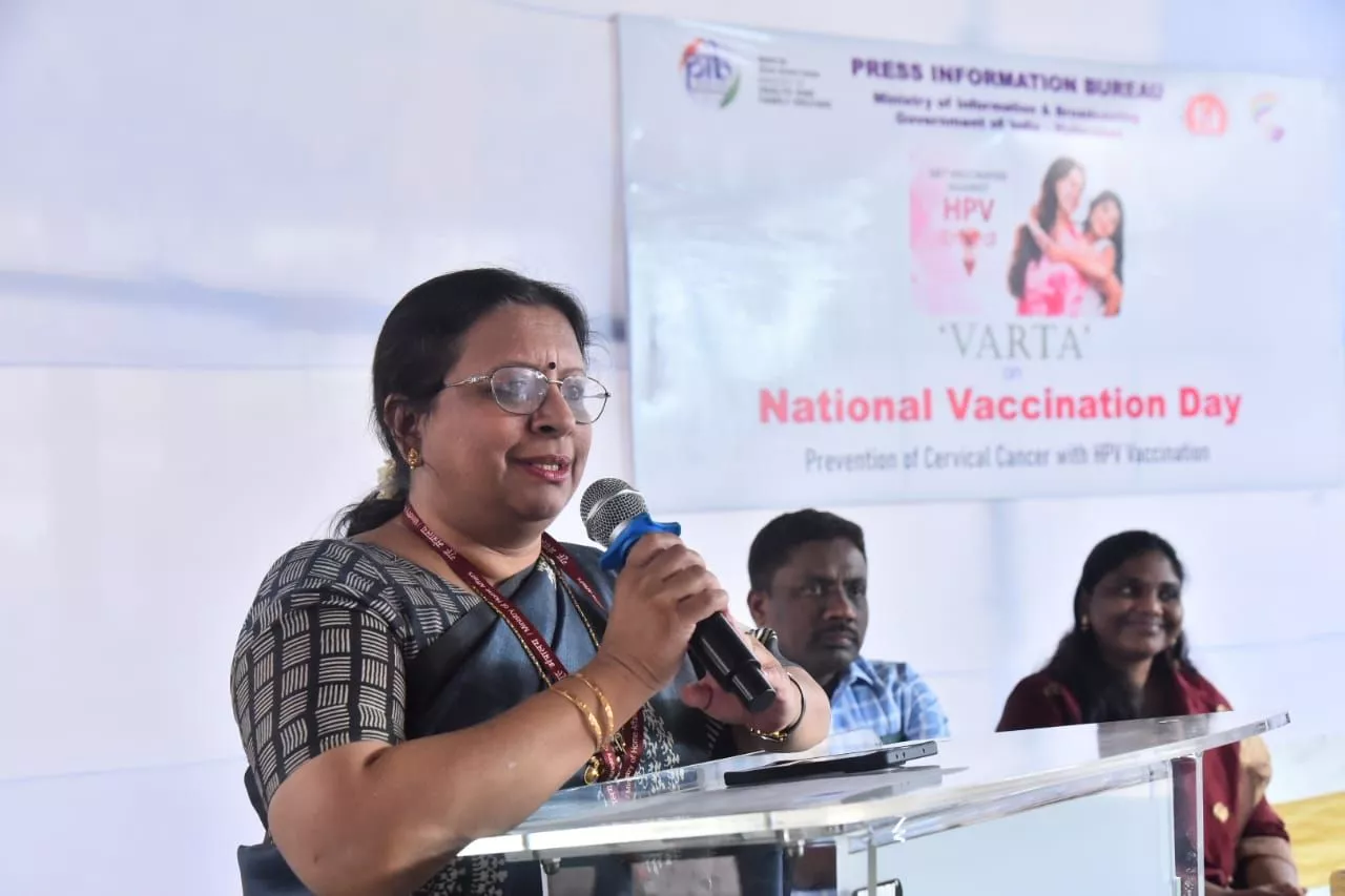 मुशीराबाद सरकारी हाई स्कूल में छात्राओं को एचपीवी टीकाकरण की जानकारी दी गई।