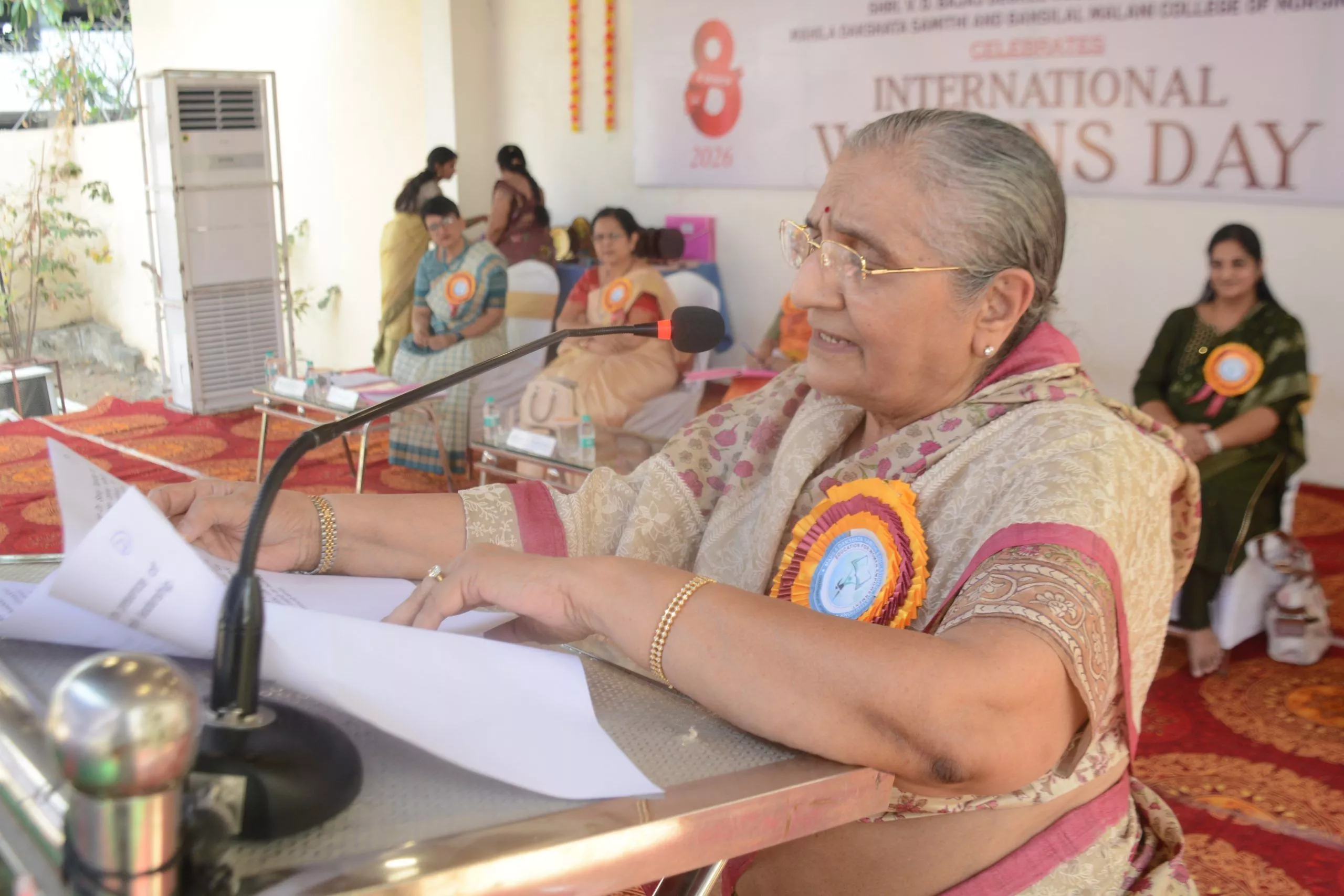 महिला दिवस समारोह में छात्राओं को पुरस्कार प्रदान किया गया