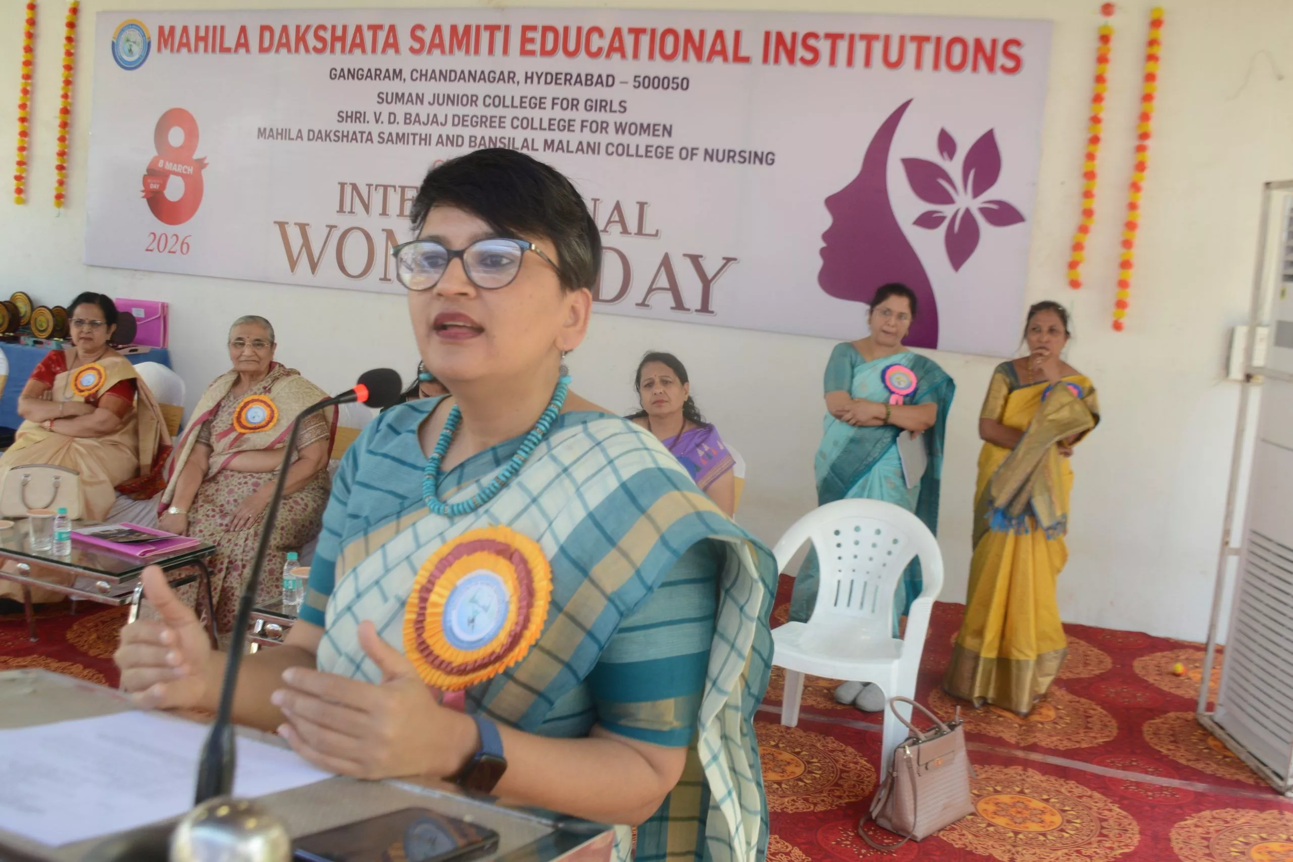 महिला दिवस समारोह में छात्राओं को पुरस्कार प्रदान किया गया