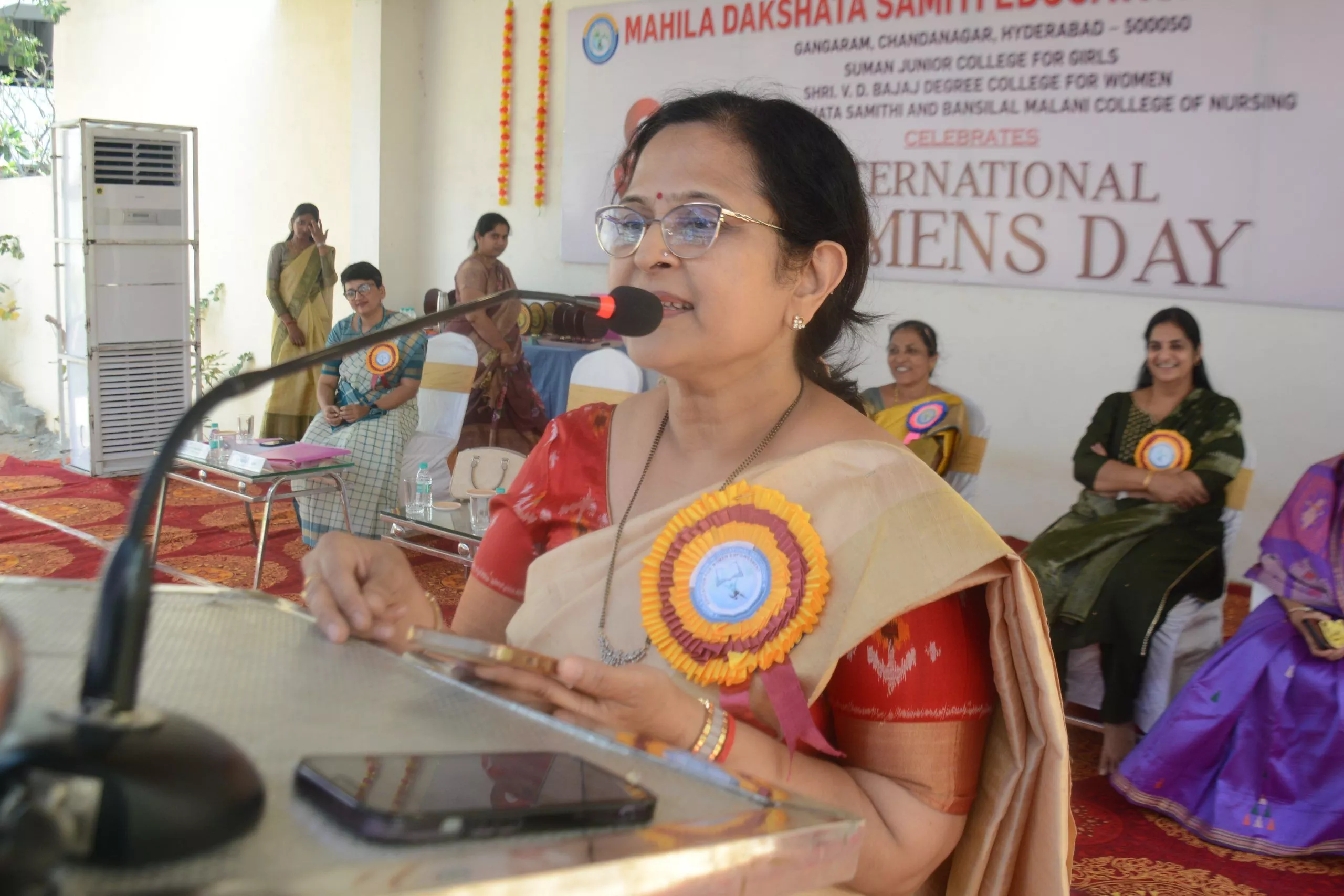 महिला दिवस समारोह में छात्राओं को पुरस्कार प्रदान किया गया