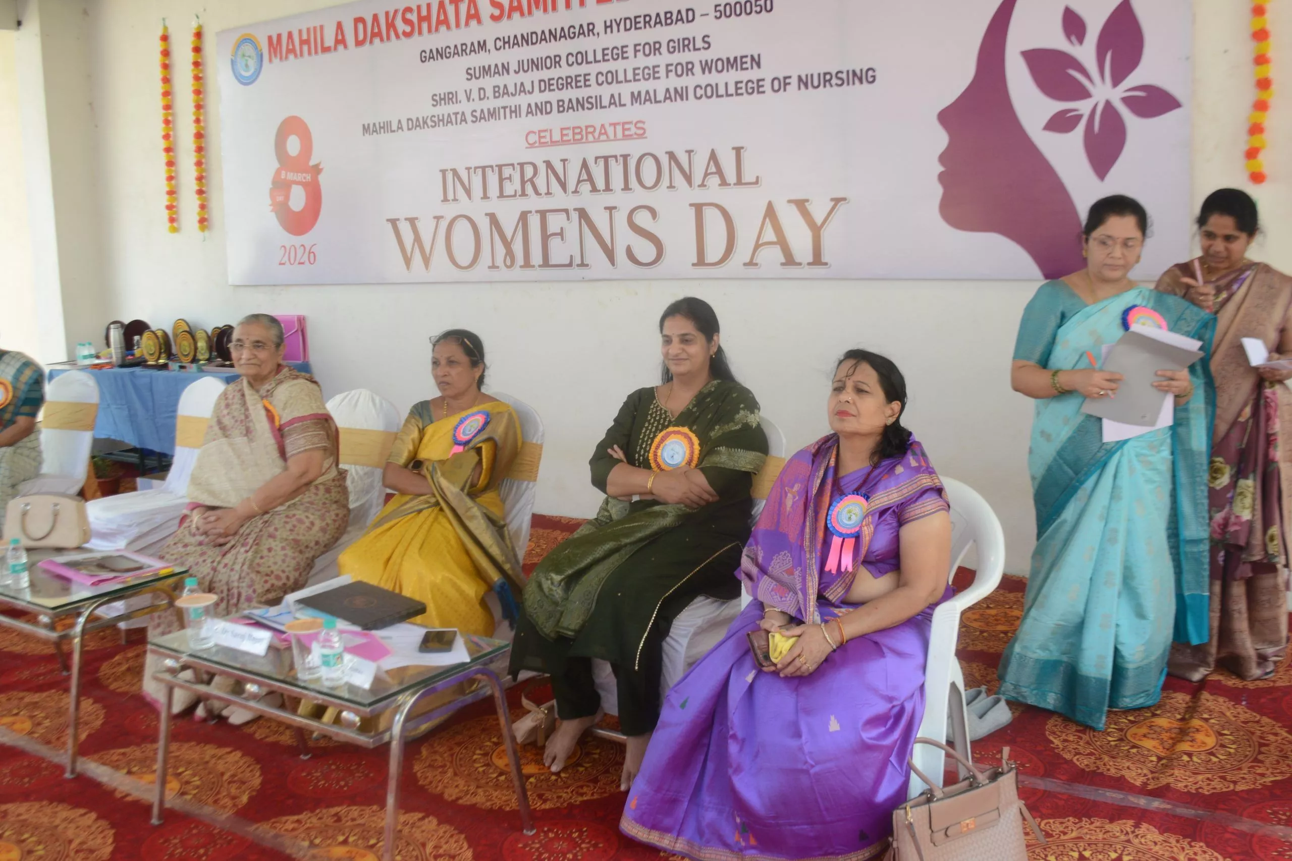 महिला दिवस समारोह में छात्राओं को पुरस्कार प्रदान किया गया