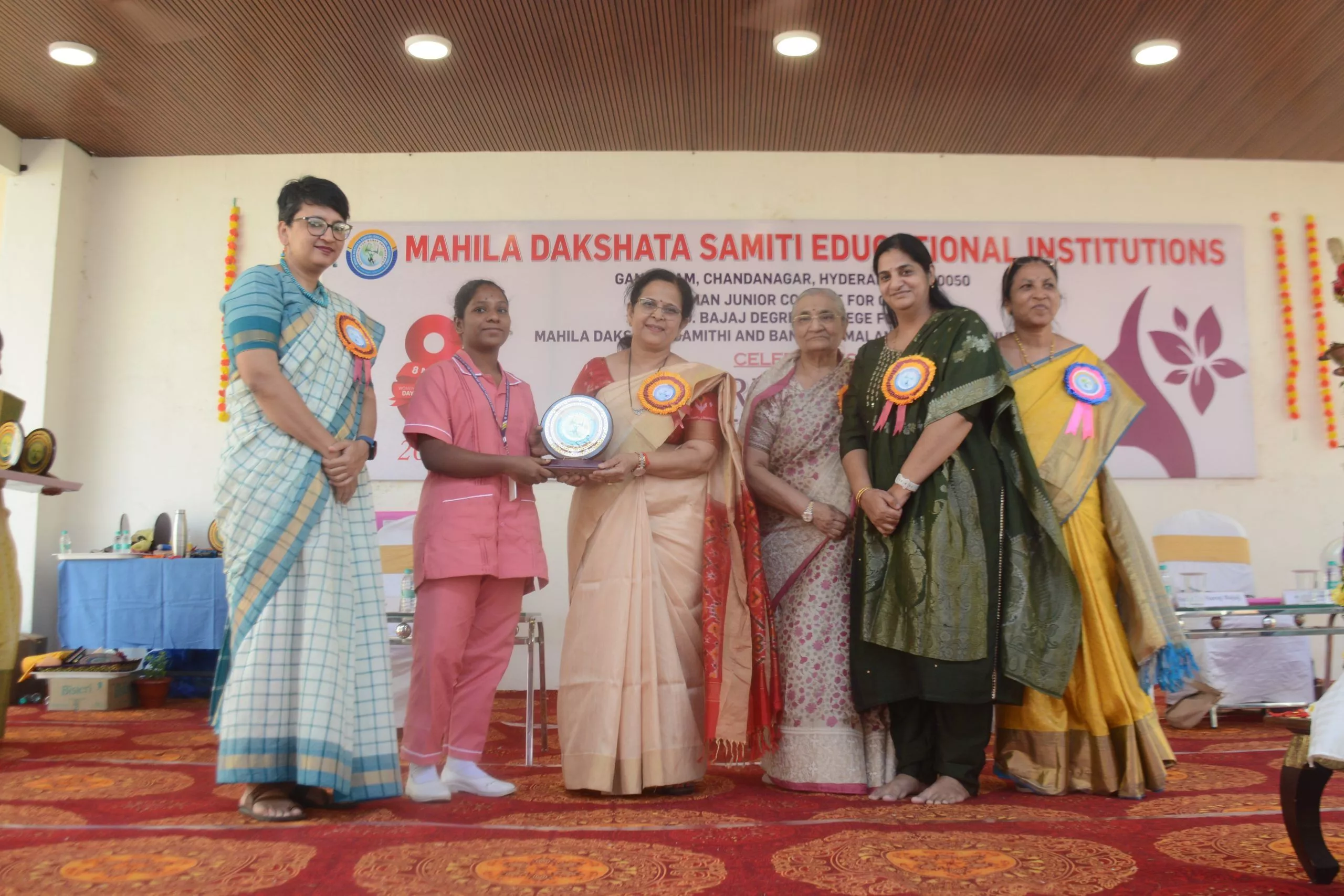 महिला दिवस समारोह में छात्राओं को पुरस्कार प्रदान किया गया