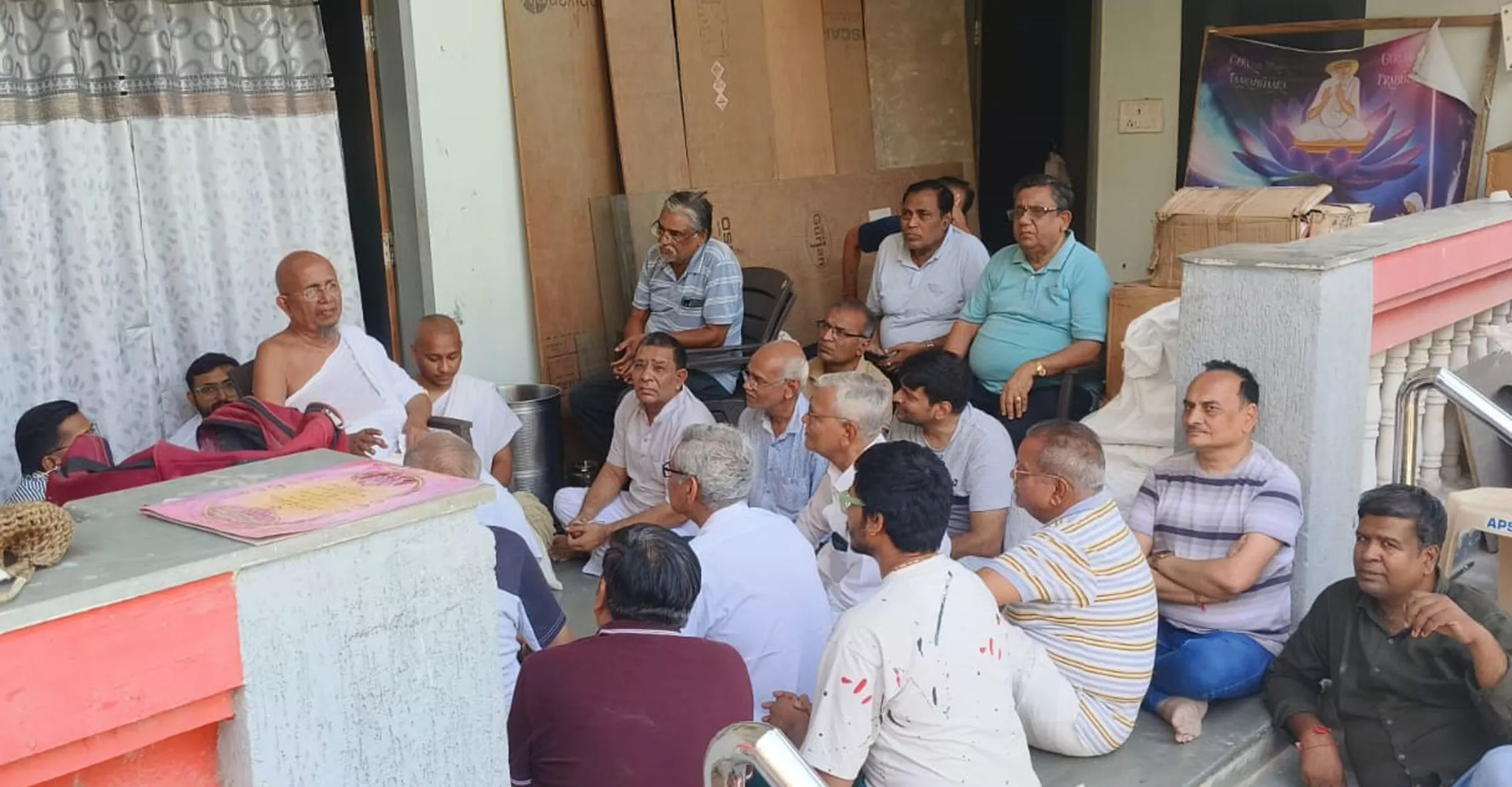 आचार्यश्री से चातुर्मास मुहूर्त प्राप्त करते संघ पदाधिकारी