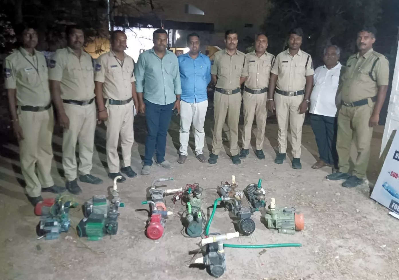 हैदराबाद में अवैध पानी मोटर जब्त करती टीम