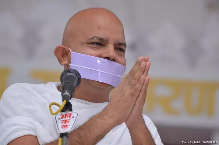 आचार्य महाश्रमण पदयात्रा करते हुए