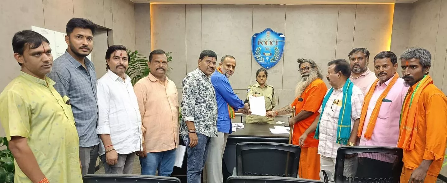 कोली शेट्टी डीसीपी से गौ-हत्या रोकने अपील करते हुए