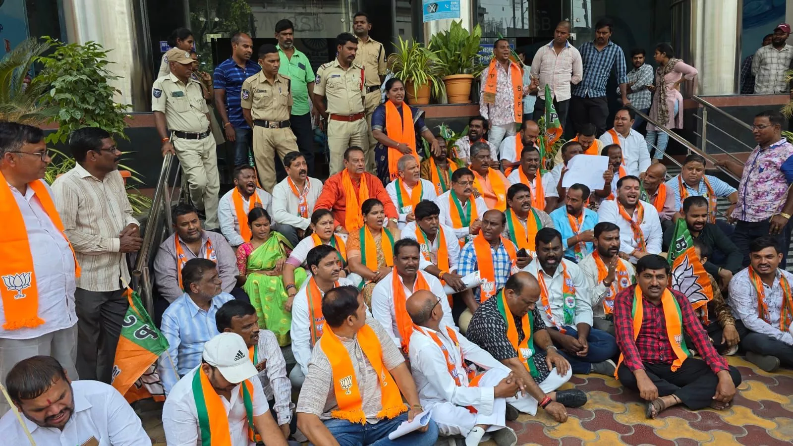 जल बोर्ड कार्यालय के सामने प्रदर्शन करते भाजपा कार्यकर्ता