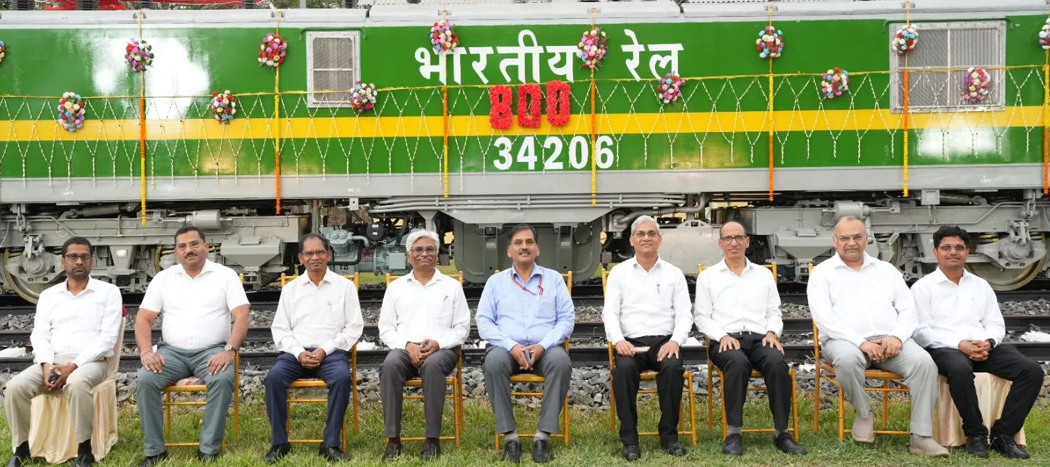 800वें इलेक्ट्रिक लोकोमोटिव को हरी झंडी दिखाते अधिकारी