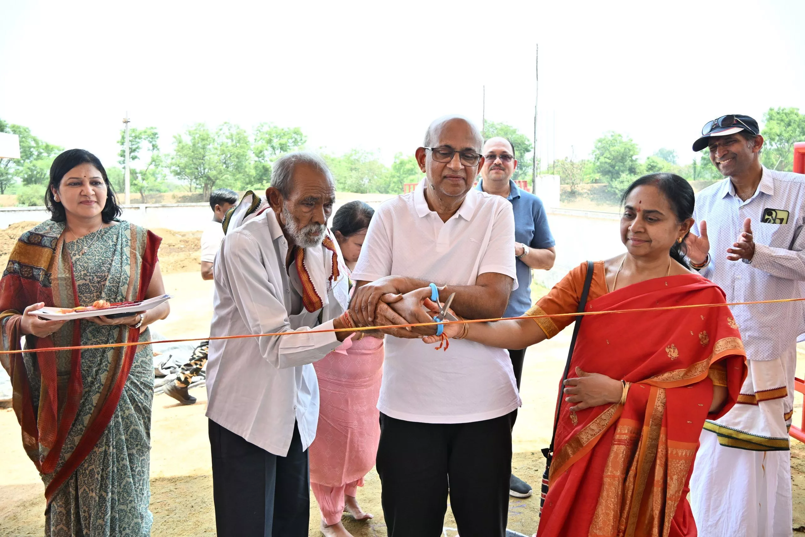 गौशाला में शेड उद्घाटन और गोबर वितरण कार्यक्रम