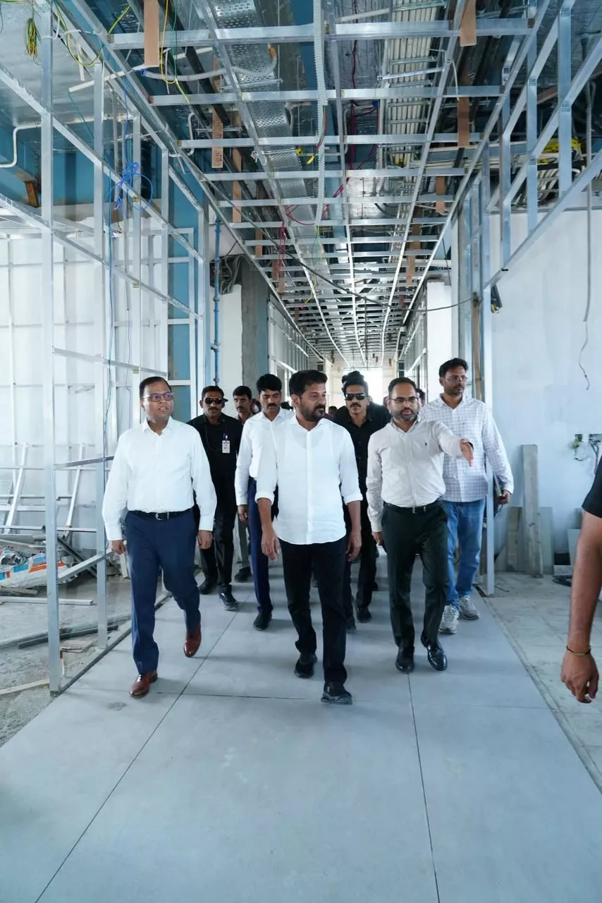 मुख्यमंत्री रेवंत रेड्डी फ्यूचर सिटी निर्माण का निरीक्षण करते हुए