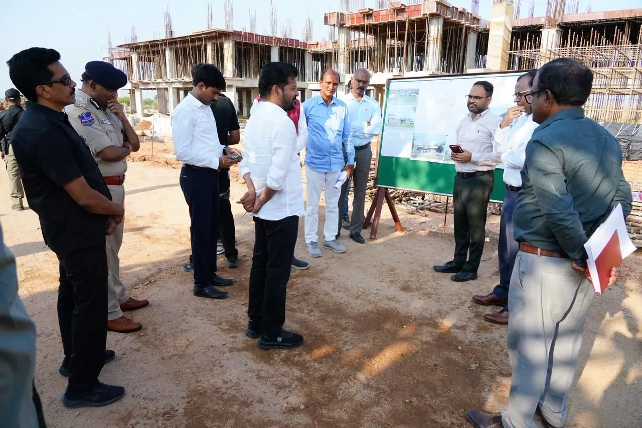 हैदराबाद में फ्यूचर सिटी निर्माण का निरीक्षण करते मुख्यमंत्री