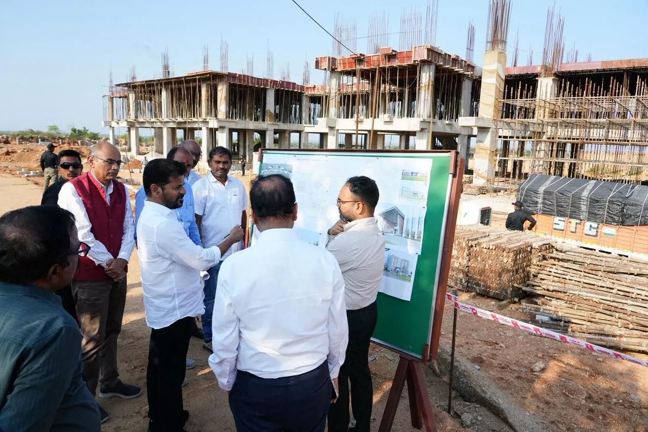 मुख्यमंत्री रेवंत रेड्डी फ्यूचर सिटी निर्माण का निरीक्षण करते हुए