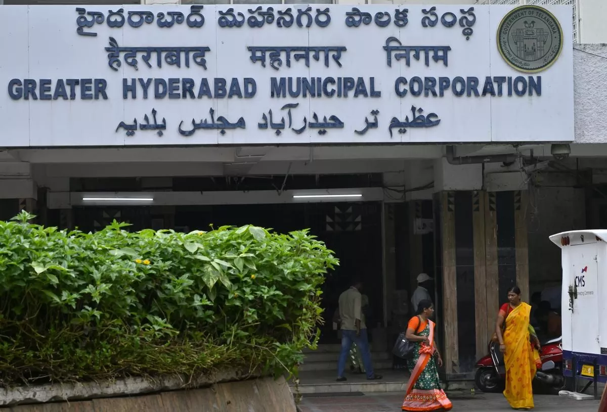 GHMC अधिकारियों की निलंबन प्रक्रिया का दृश्य