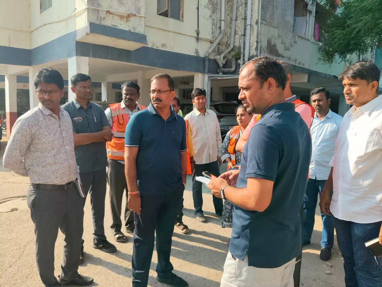 मल्काजगिरी में सफाई व्यवस्था की समीक्षा करते आयुक्त