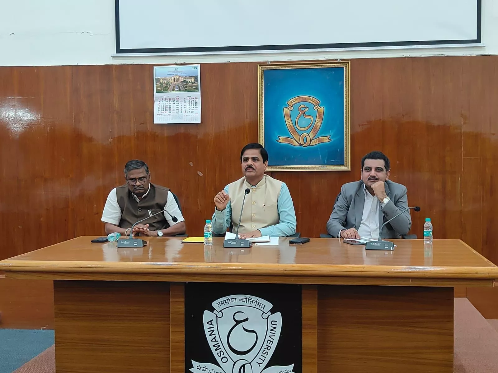 कुलपति ने प्रशासनिक सुधारों पर अधिकारियों को निर्देश दिए