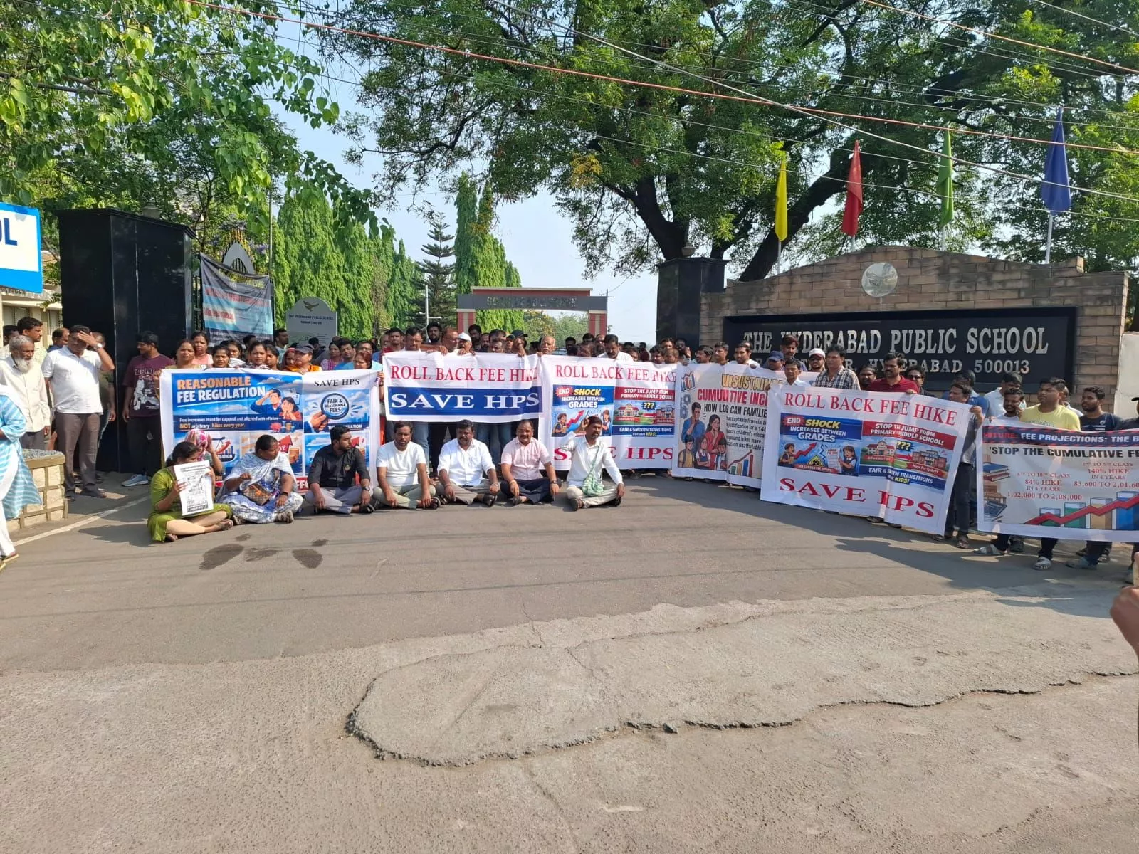 हैदराबाद स्कूल में फीस वृद्धि पर अभिभावकों का विरोध