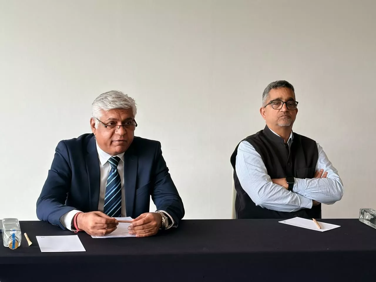 यूपीईएस प्रवेश पर जानकारी देते विश्वविद्यालय अधिकारी