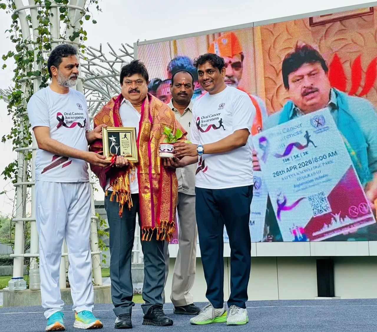 रायदुर्गम स्थित सत्त्व नॉलेज पार्क में ग्लोबल ओरल कैंसर ट्रस्ट के तत्वावधान में आयोजित ओरल कैंसर जागरूकता मैराथन को झंडी दिखाते आईटी मंत्री डी. श्रीधर बाबू।  
