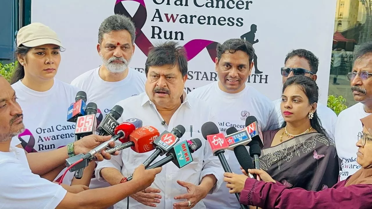 रायदुर्गम स्थित सत्त्व नॉलेज पार्क में ग्लोबल ओरल कैंसर ट्रस्ट के तत्वावधान में आयोजित ओरल कैंसर जागरूकता मैराथन को झंडी दिखाते आईटी मंत्री डी. श्रीधर बाबू।  
