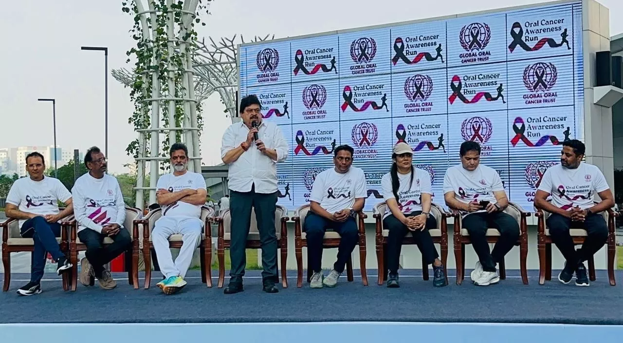 रायदुर्गम स्थित सत्त्व नॉलेज पार्क में ग्लोबल ओरल कैंसर ट्रस्ट के तत्वावधान में आयोजित ओरल कैंसर जागरूकता मैराथन को झंडी दिखाते आईटी मंत्री डी. श्रीधर बाबू।  
