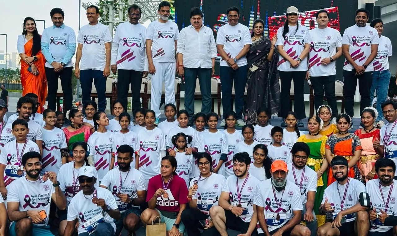 रायदुर्गम स्थित सत्त्व नॉलेज पार्क में ग्लोबल ओरल कैंसर ट्रस्ट के तत्वावधान में आयोजित ओरल कैंसर जागरूकता मैराथन को झंडी दिखाते आईटी मंत्री डी. श्रीधर बाबू।  
